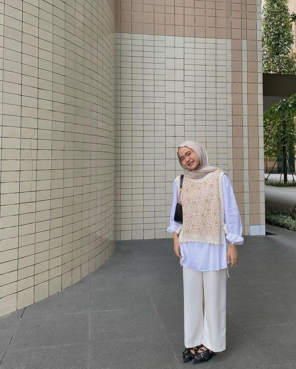 9 Ide OOTD Celana Putih ala Maryam Nurul, Style Antiboring!