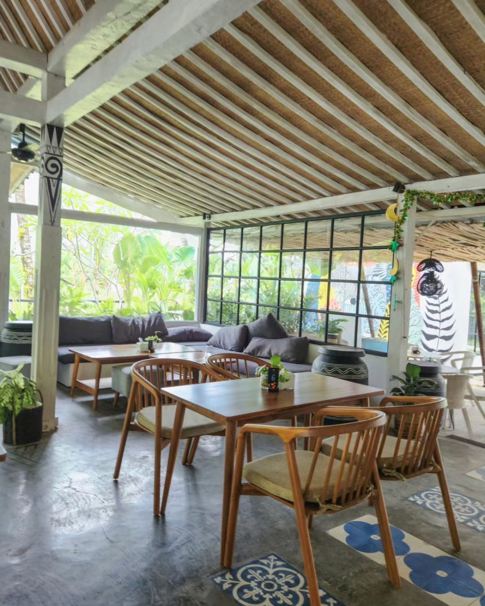 5 Kafe Nuansa Tropical di Jogja, Vibes Liburan di Bali