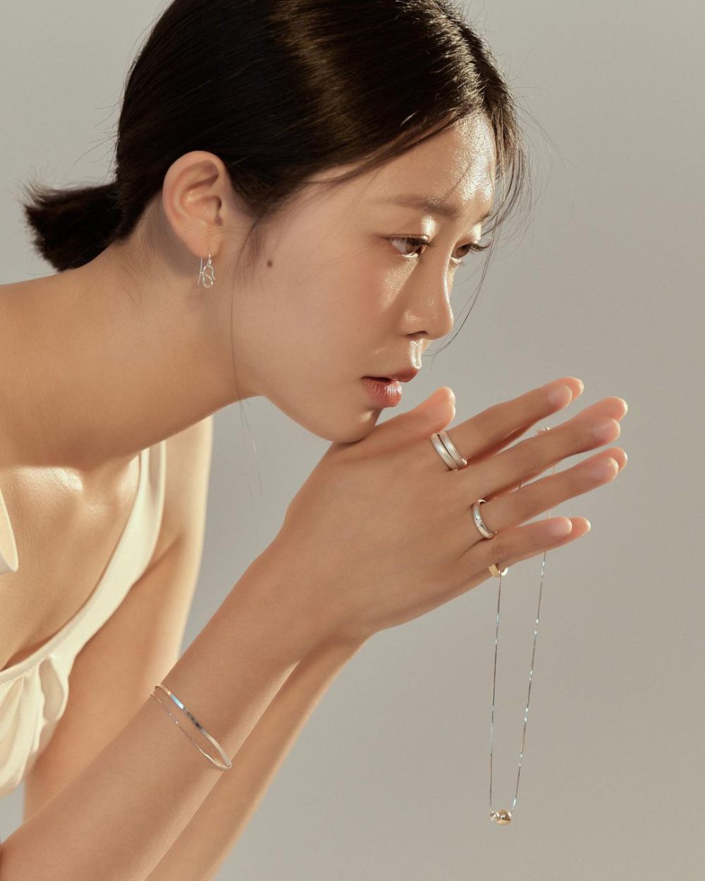 8 Style Rambut Pendek ala Choi Hye Seon Single’s Inferno 3, Fresh!