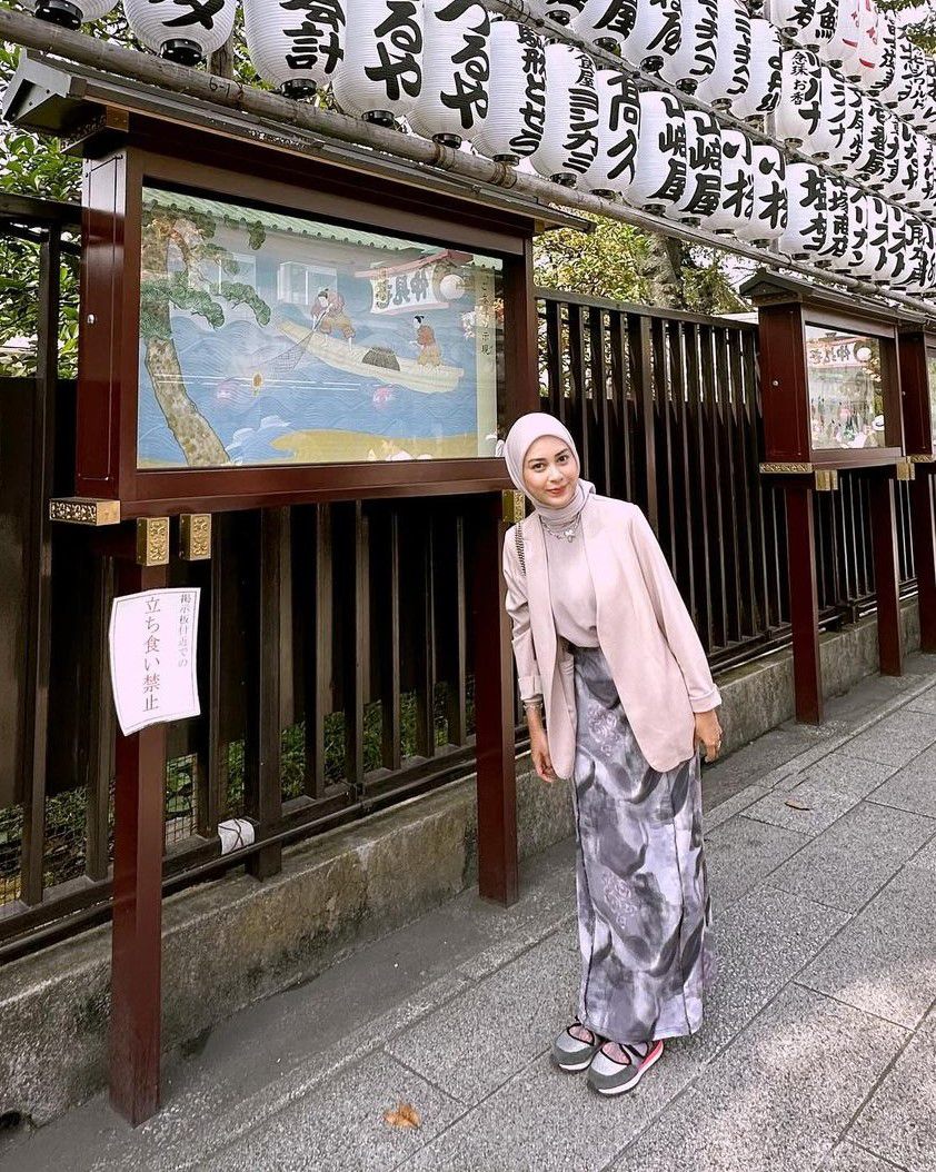 7 Outfit Hijab Liburan di Jepang ala Dianty Annisa, Eye Catching!  