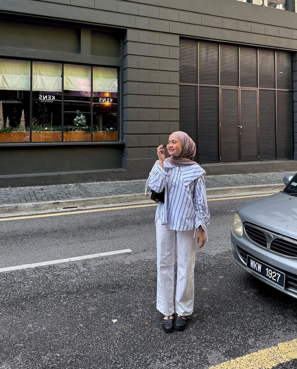 9 Ide OOTD Celana Putih ala Maryam Nurul, Style Antiboring!