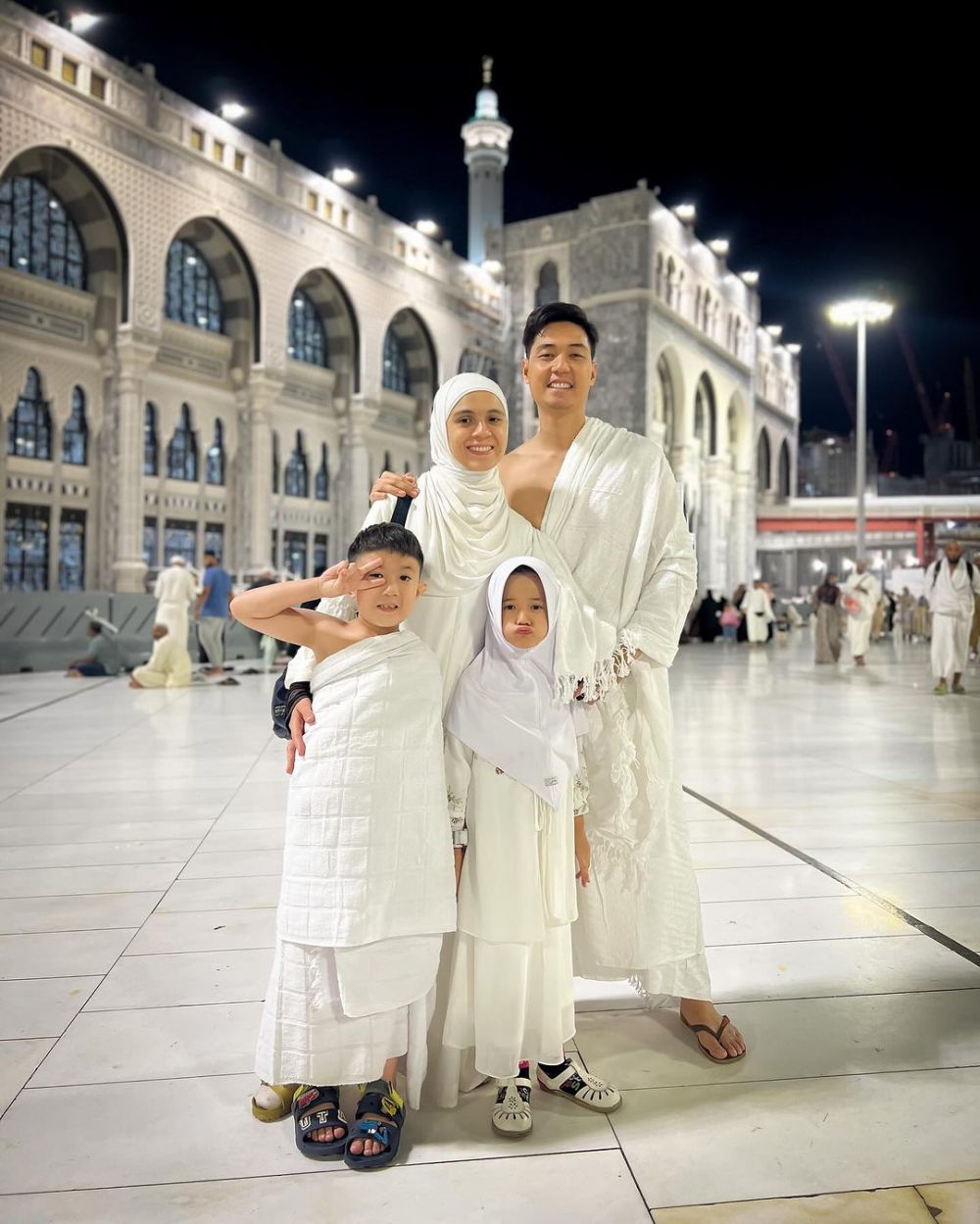 10 Seleb Jalani Umrah Awal 2024, Ada Ajak Anak!