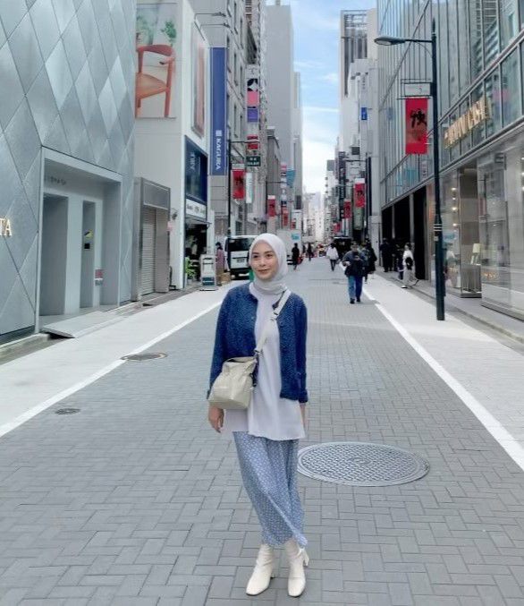 7 Outfit Hijab Liburan di Jepang ala Dianty Annisa, Eye Catching!  
