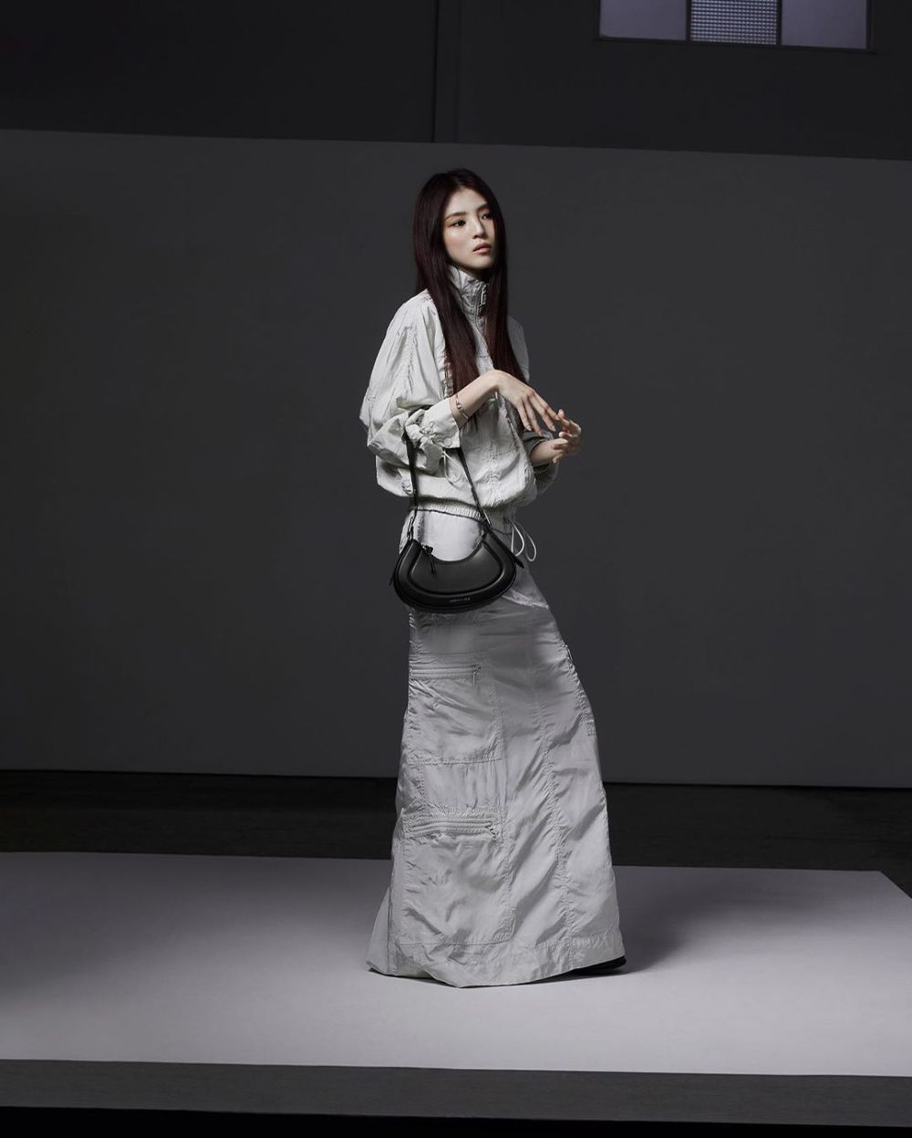 10 Padu Padan Outfit Oversize ala Han So Hee, Gayanya Nyentrik!