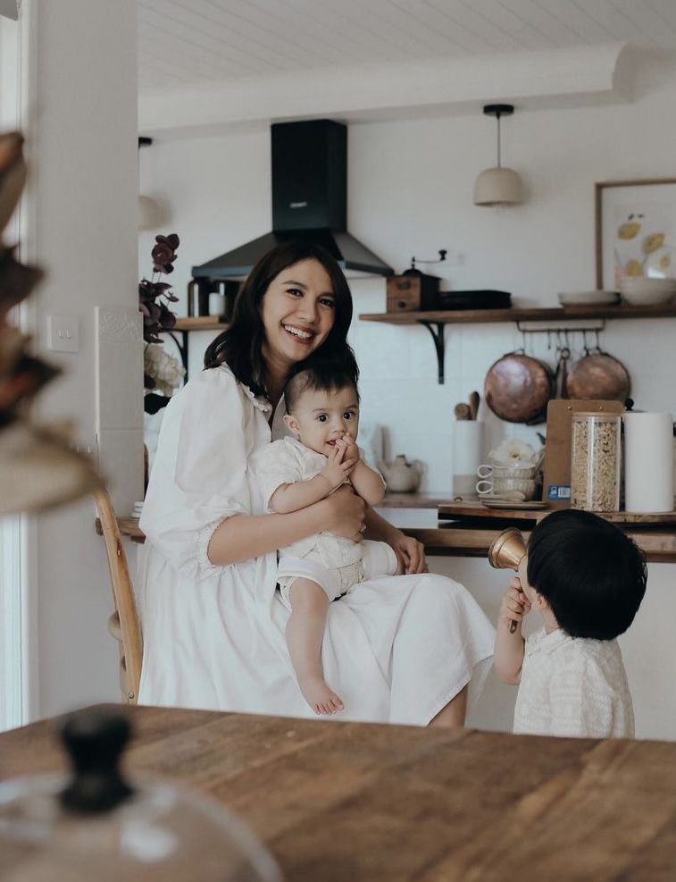 Photoshoot Terbaru Keluarga Acha Sinaga, Bernuansa Putih