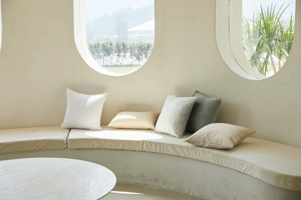 10 Inspirasi Window Seat, Yuk Nikmati Waktu dengan Pemandangan Indah!