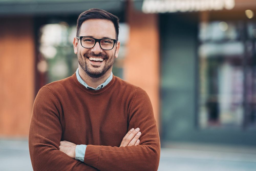 5 Tips Menampilkan Senyum yang Indah untuk Pria, Lebih Memikat! 