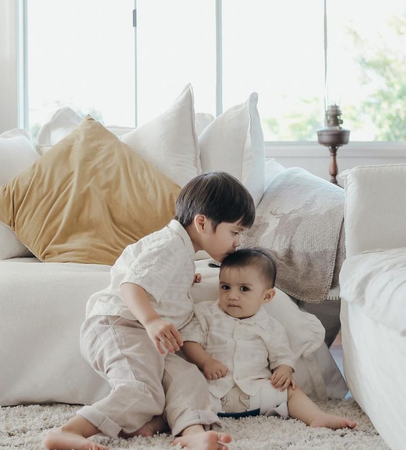 Photoshoot Terbaru Keluarga Acha Sinaga, Bernuansa Putih