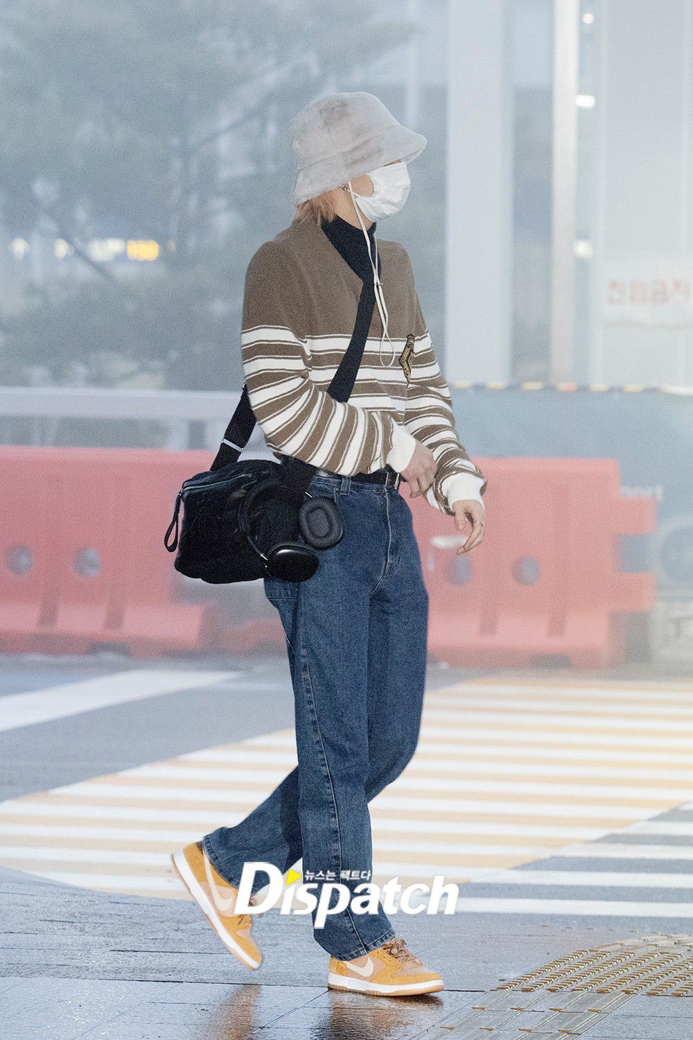 9 Ide Airport Fashion ala Hyunjin Stray Kids, Comfy nan Stylish!