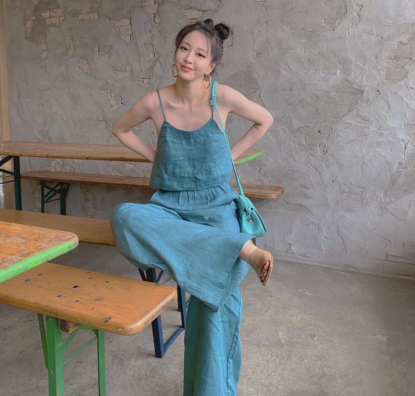 10 Inspirasi Outfit Cewek Kue ala Han Ye Seul, Lebih Awet Muda
