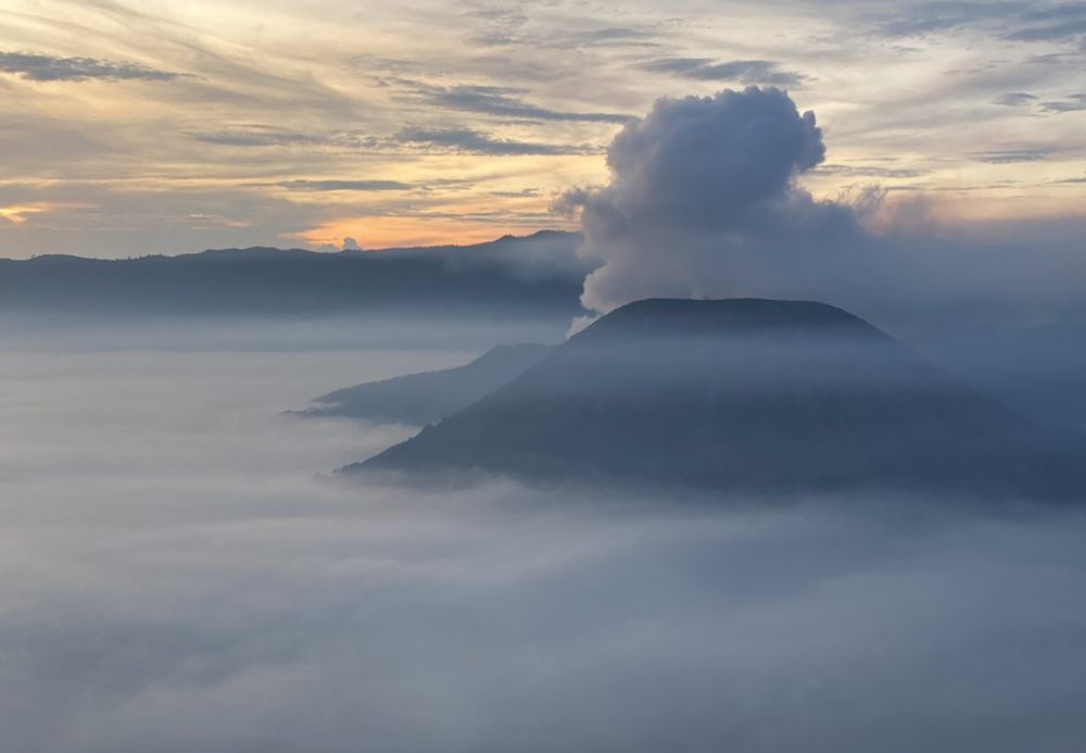 Muncul Asap Setinggi 700 Meter, Gunung Bromo Kembali Ditutup
