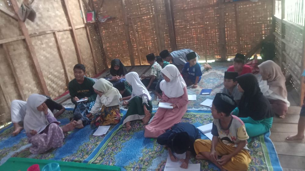 Kisah Haru Pedagang Cilok di Serang Rela Mengajar Ngaji di Gubuk