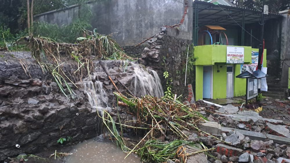 Hujan Deras, Tembok Pagar Hotel Bintang 5 di Kota Batu Ambruk