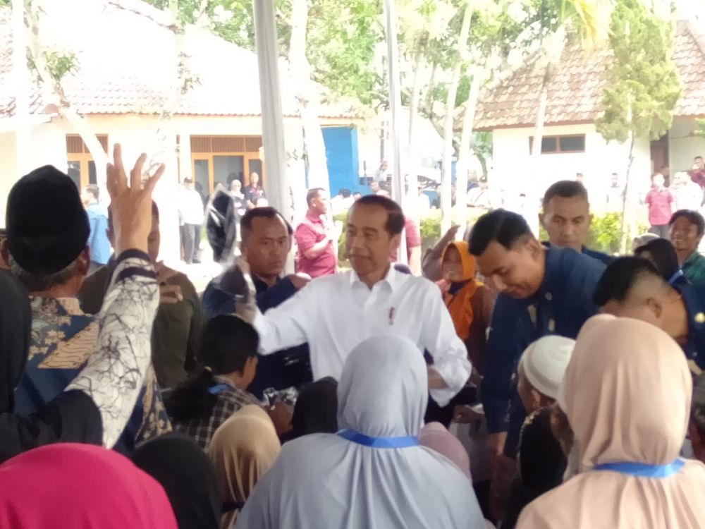 Jokowi Beri Bantuan Beras, Minyak dan Biskuit kepada 1.000 Warga