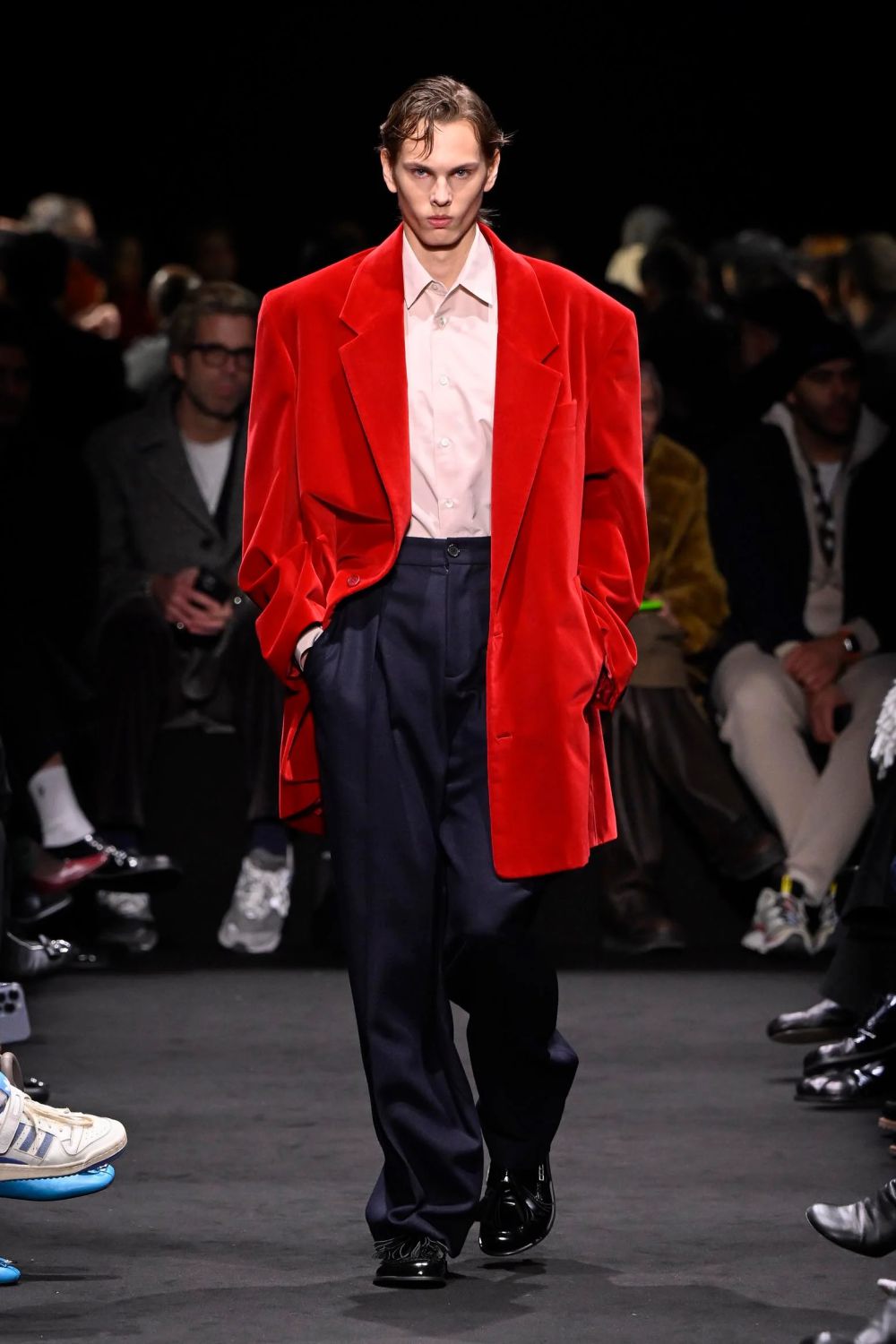 10 Koleksi JW Anderson di Milan Fashion Week 2024, Artsy!