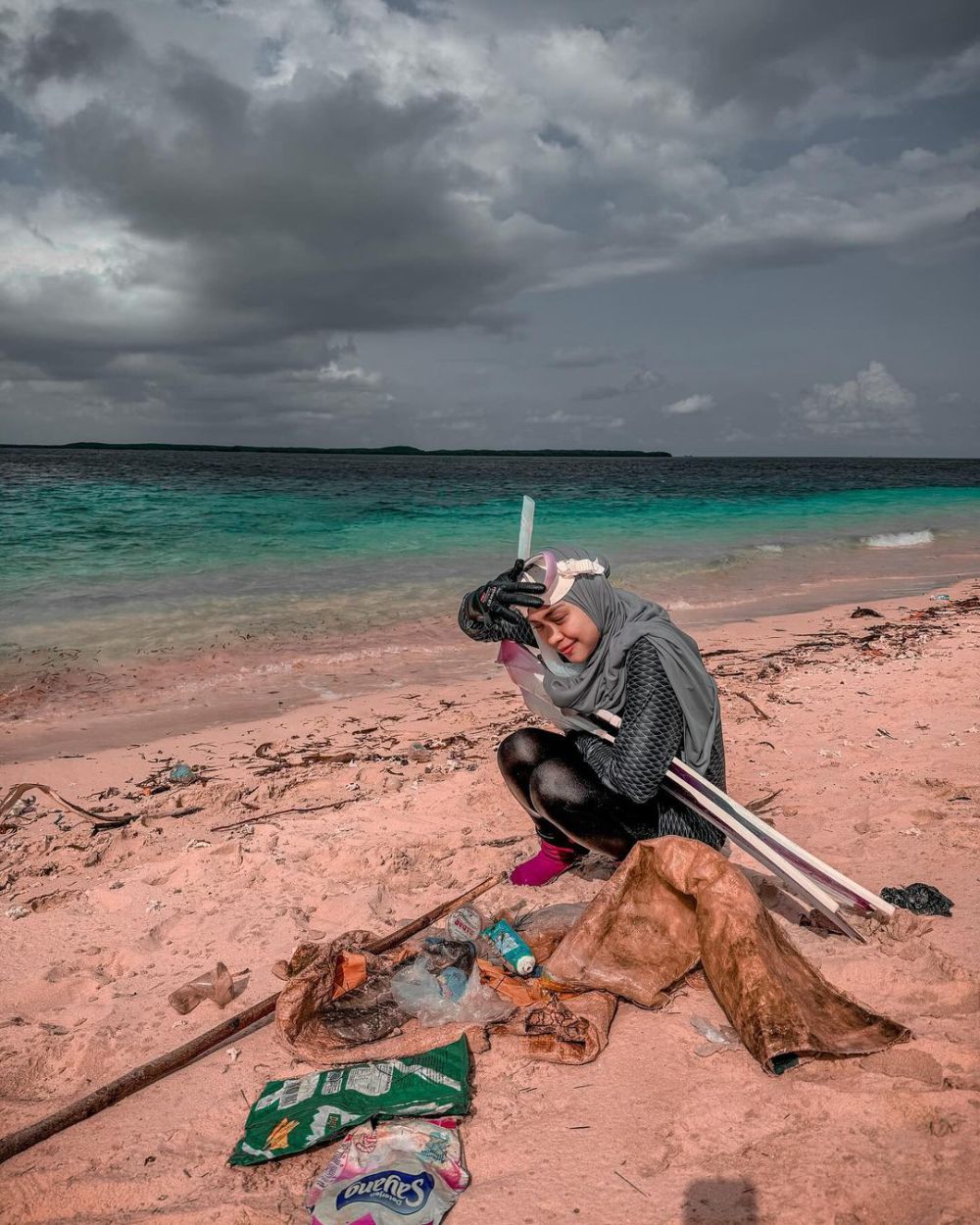 7 Potret Ria Ricis Snorkling di Lombok, Sekalian Pungut Sampah di Laut