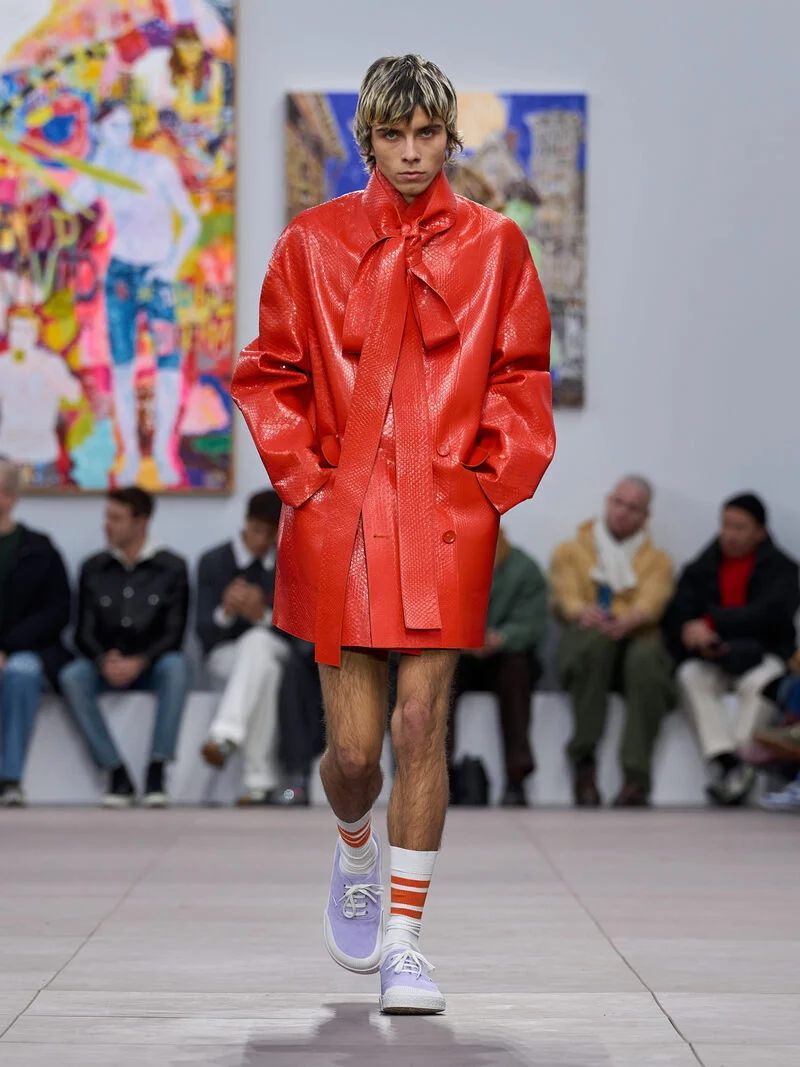 13 Koleksi Loewe di Paris Fashion Week 2024, Nuansa Pop Art!