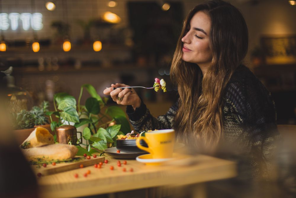 Mindful Eating: Pengertian, Manfaat, Dan Cara Menerapkannya