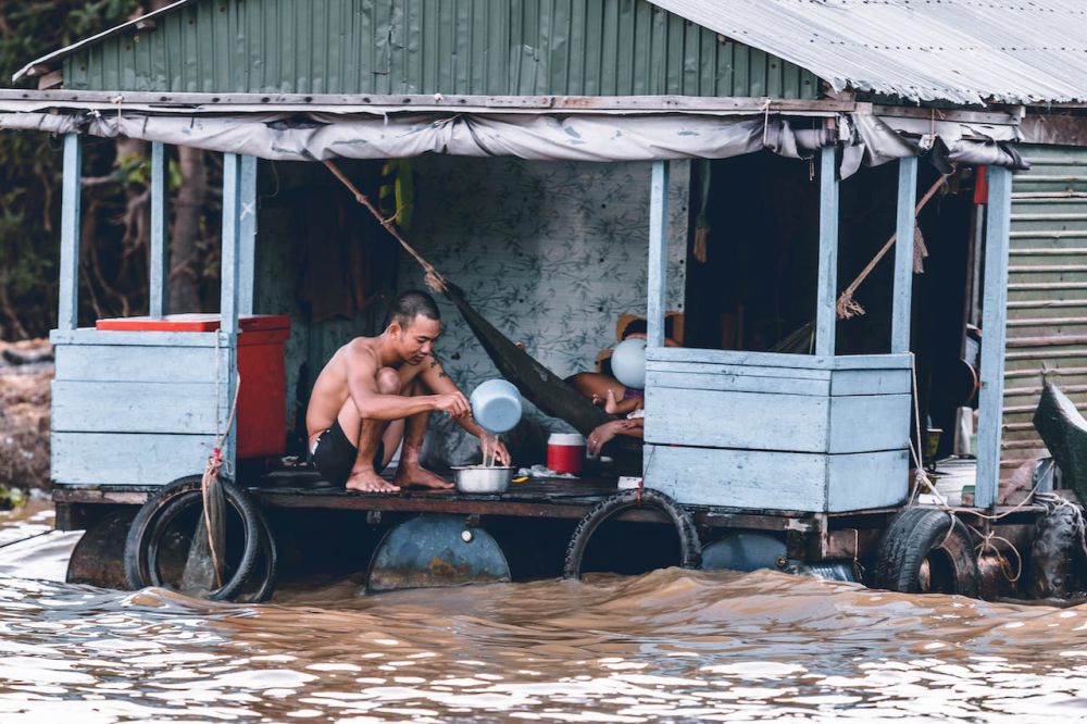 Hujan Lebat Picu Banjir yang Rendam Ratusan Rumah di Lebak