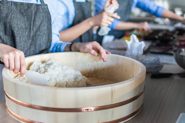 5 Perbedaan Nasi Sushi dan Nasi Putih, Lebih Lengket Lebih Sehat?
