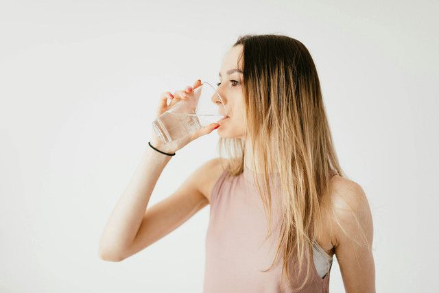 4 Alasan Harus Konsumsi Air Putih Sebelum Minum Kopi di Pagi Hari