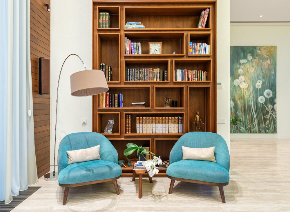 10 Inspirasi Living Room dengan Built-in Shelves, Terlihat Fancy Abis!