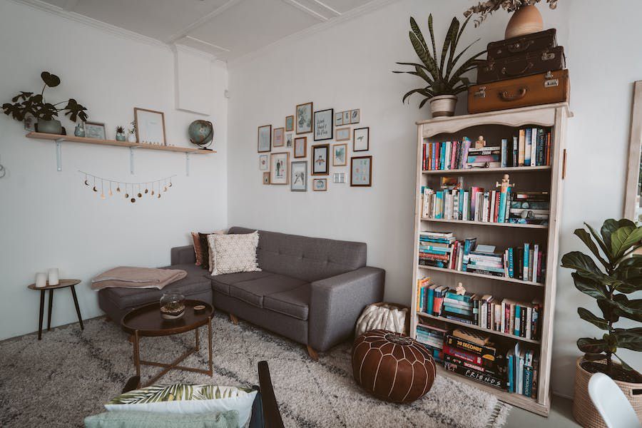 9 Ide Desain Living Room dengan Sofa Tunggal, Pas untuk Keluarga Kecil