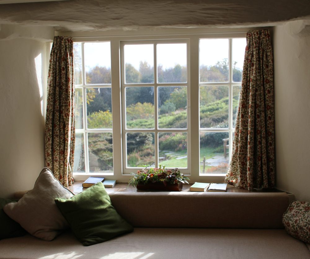 10 Inspirasi Window Seat, Yuk Nikmati Waktu dengan Pemandangan Indah!