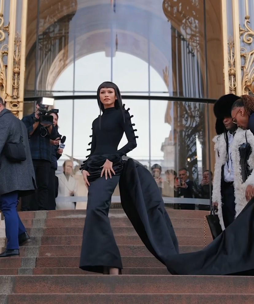 7 Potret Zendaya di Paris Fashion Week 2024, Bikin Pangling!