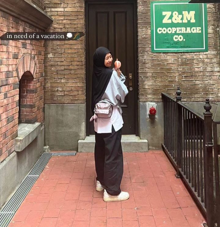 9 Padu Padan Outfit dengan Hijab Hitam ala Adiba Khanza yang Simpel