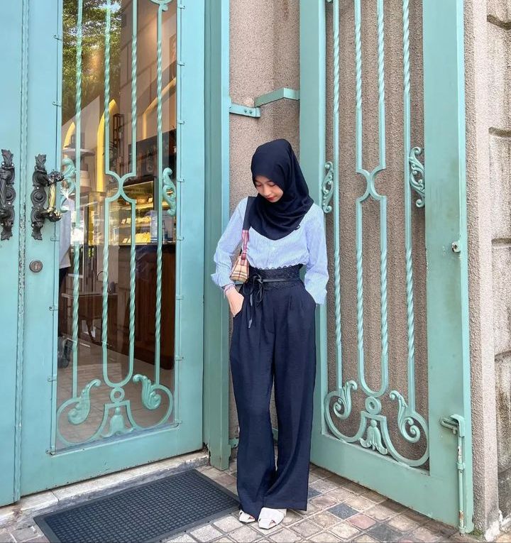 9 Padu Padan Outfit dengan Hijab Hitam ala Adiba Khanza yang Simpel