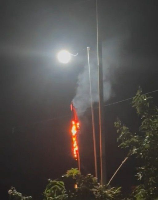 Terjadi Lagi, Bendera PDIP Dibakar oleh Ketua RT di Malang