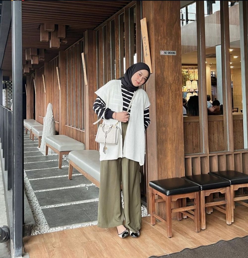 9 Ide OOTD Mix and Match Vest ala Adzra Afifah, Casual sampai Formal