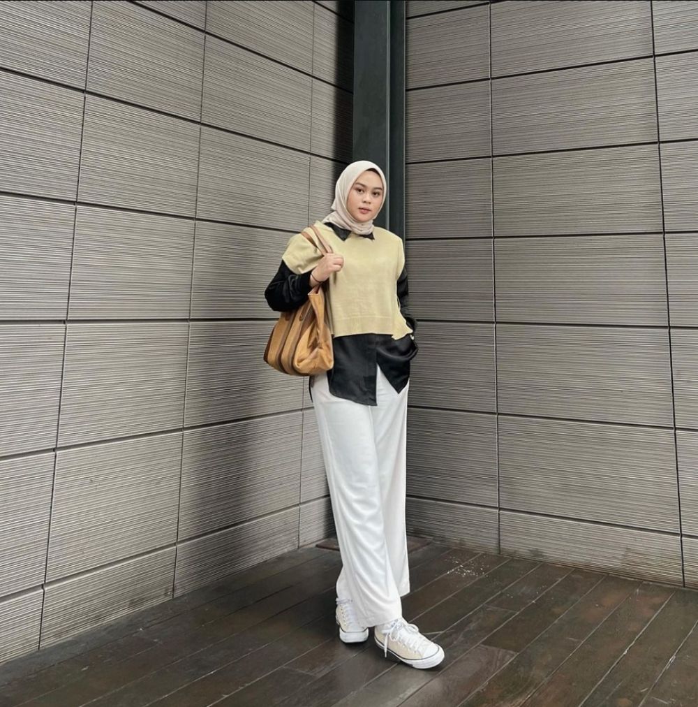 9 Ide OOTD Mix and Match Vest ala Adzra Afifah, Casual sampai Formal