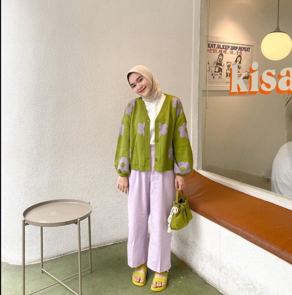 9 Ide OOTD Hijab Warna Cerah ala Karina Arsanti, Style Fresh!