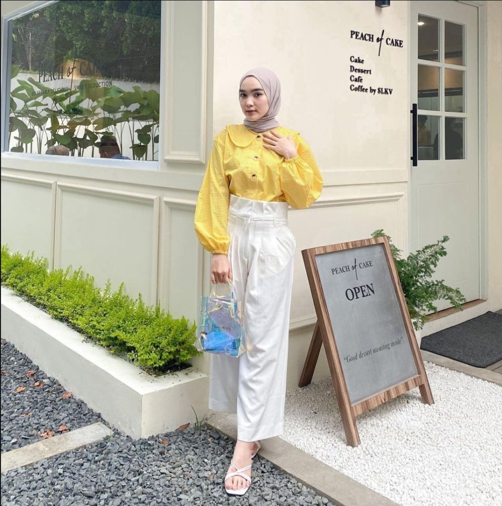9 Ide OOTD Hijab Warna Cerah ala Karina Arsanti, Style Fresh!