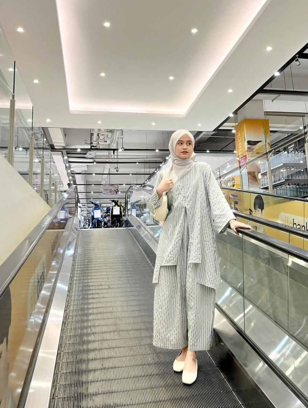 9 Ide Outfit Hijab Kasual ala Listy Septia, Cocok untuk Night Out!