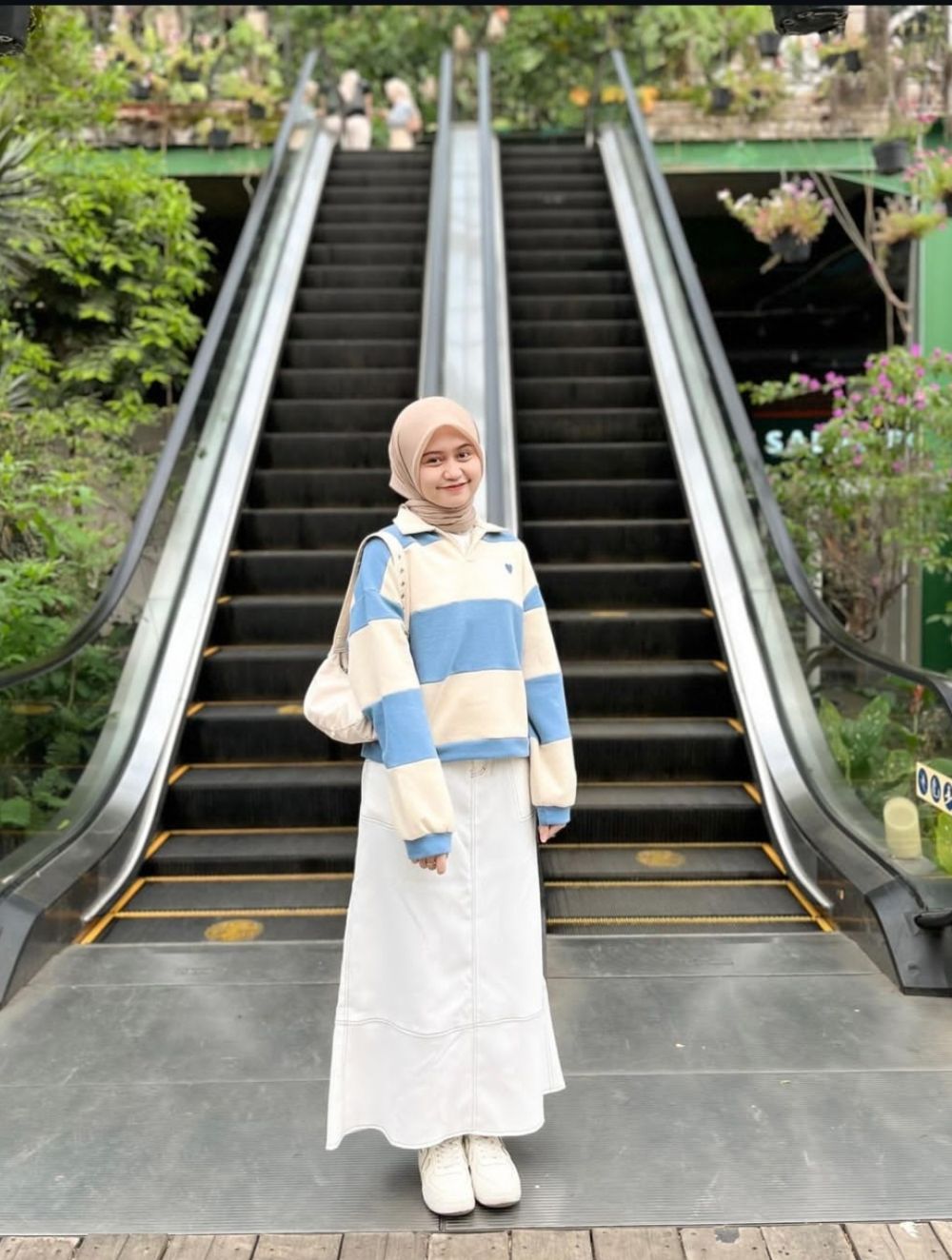 9 Ide Outfit Hijab Kasual ala Listy Septia, Cocok untuk Night Out!