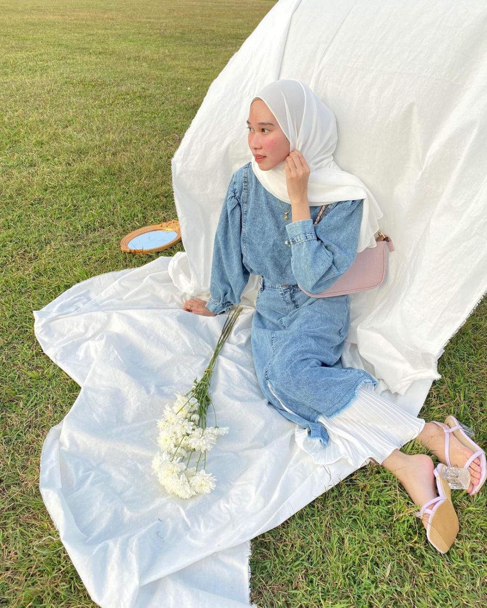 8 OOTD Hijab Nuansa Biru ala Astri Ratnasari, Fresh!