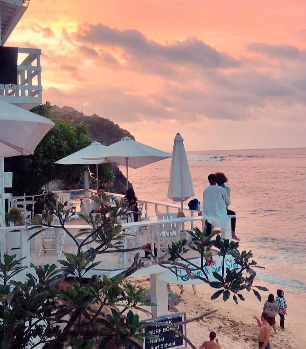 5 Kafe Tepi Pantai Bingin di Bali, View Lautan Luas