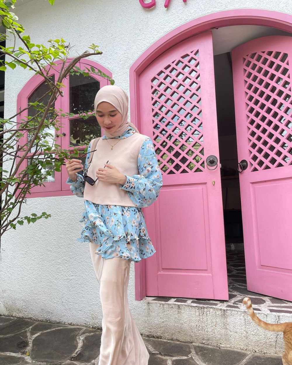 8 OOTD Hijab Nuansa Biru ala Astri Ratnasari, Fresh!