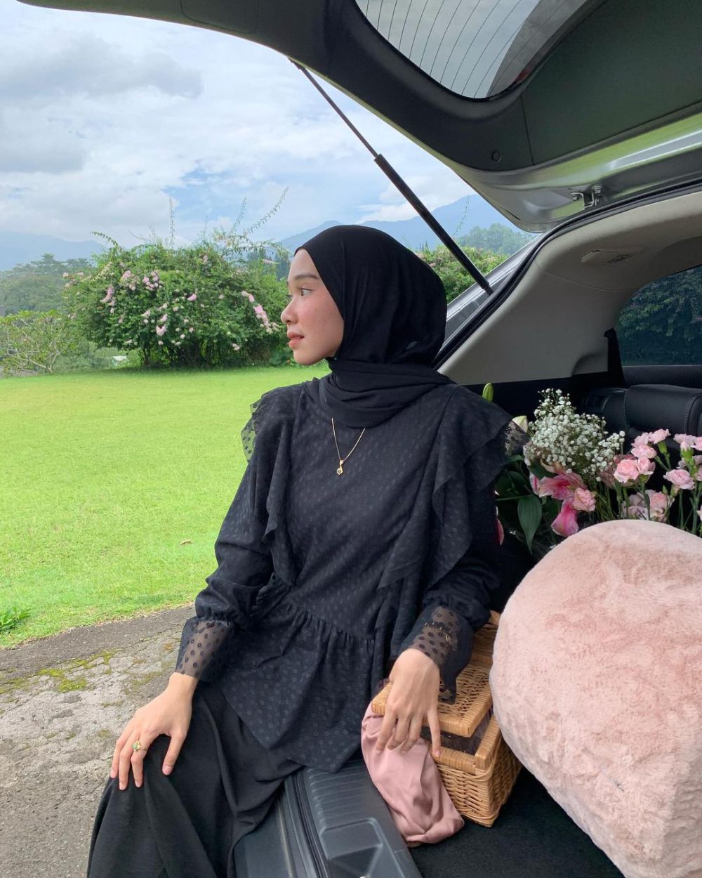 8 OOTD Hijab Mamba Style ala Astri Ratnasari, Stylish!