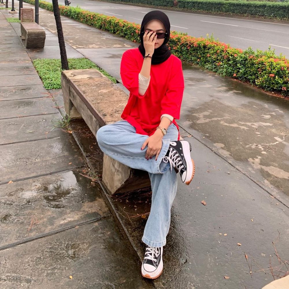 8 Ide OOTD Hijab Nuansa Merah ala Clara Yulia, Stunning Abis!