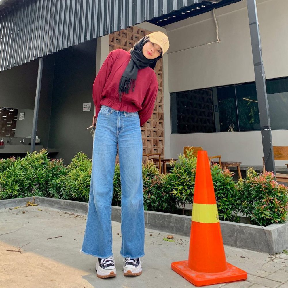 8 Ide OOTD Hijab Nuansa Merah ala Clara Yulia, Stunning Abis!