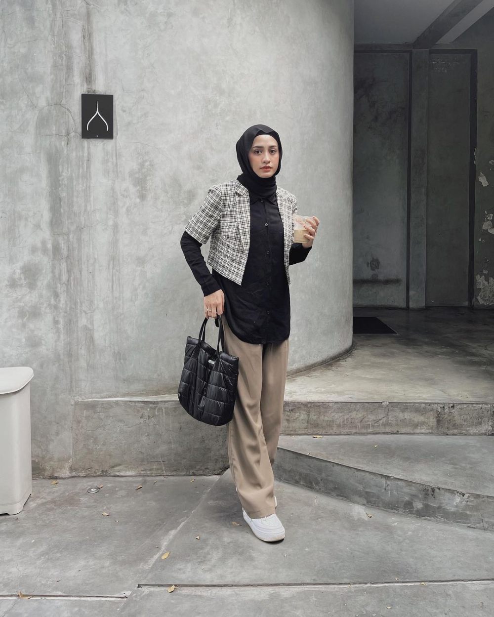 8 Styling Plaid Outfit ala Helmi Nursifah, Chic Dipakai Seharian! 