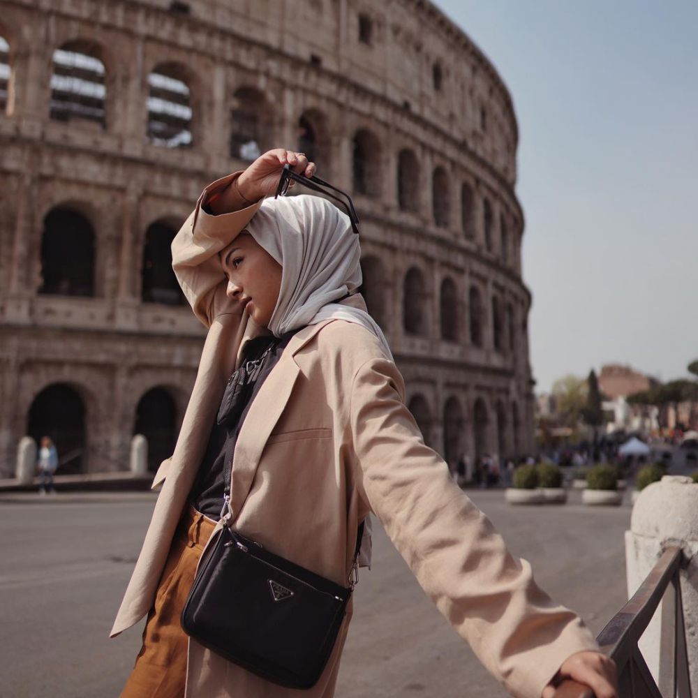8 Ide Styling Outfit Travelling ala Bella Attamimi, Super Stylish!