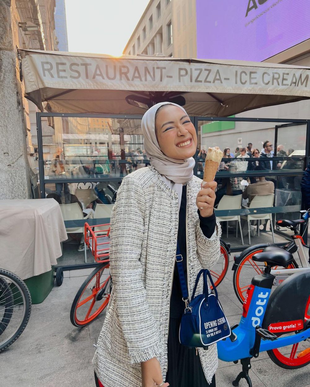 8 Ide Styling Outfit Travelling ala Bella Attamimi, Super Stylish!