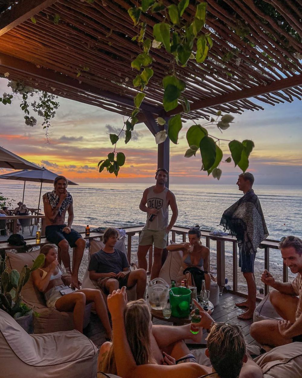 5 Kafe Tepi Pantai Bingin di Bali, View Lautan Luas