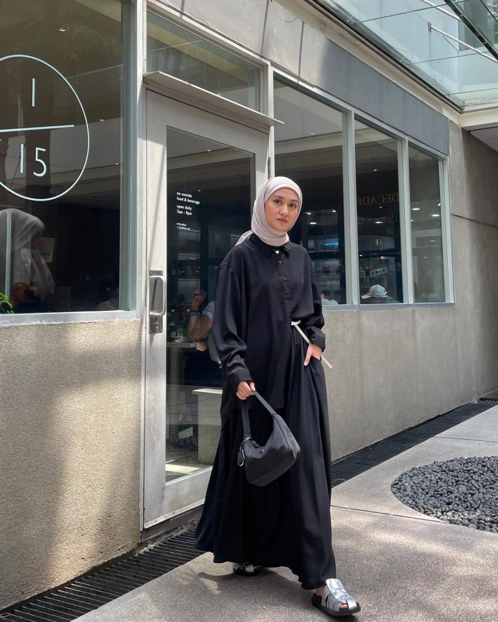 10 OOTD Hijab Serba Hitam ala Inas Rana yang Gayanya Gak Monoton!