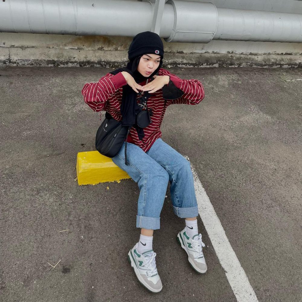 8 Ide OOTD Hijab Nuansa Merah ala Clara Yulia, Stunning Abis!